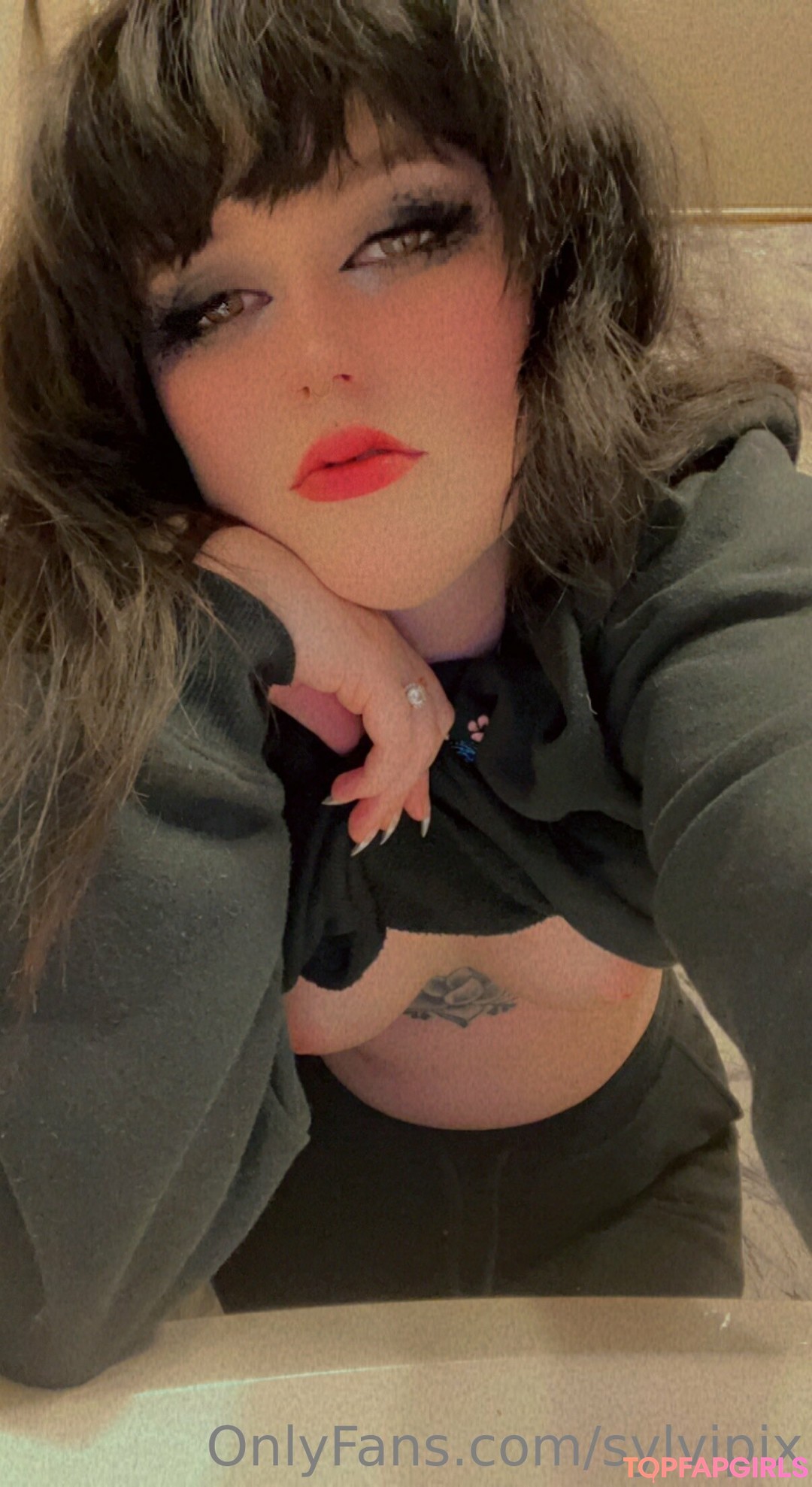 Foto desnuda filtrada de OnlyFans de Sylvipix Young Goth Milf #2 Foto desnuda filtrada de OnlyFans de Sylvipix Young Goth Milf #2