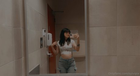 Foto desnuda filtrada de OnlyFans de Sylvipix Young Goth Milf