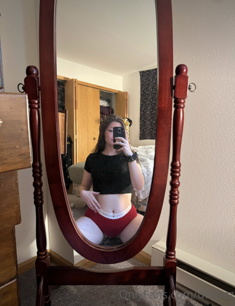 Foto desnuda filtrada de OnlyFans de Dezbez