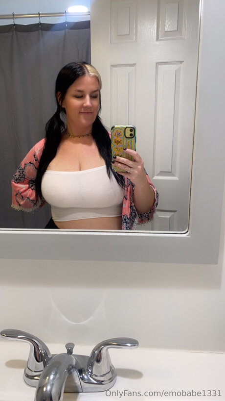 Foto desnuda filtrada de OnlyFans de Emobabe1331