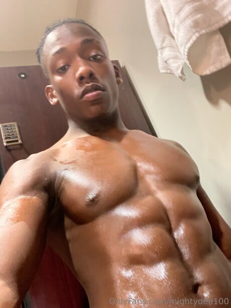Foto desnuda filtrada de OnlyFans de Mightydee100