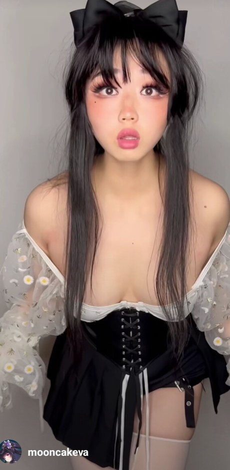 Mooncak Eva