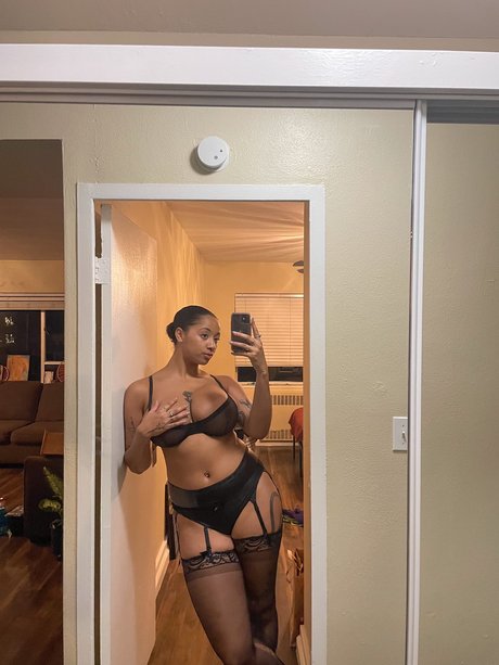 Foto desnuda filtrada de OnlyFans de Mixxedbaby503