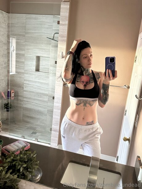 Foto desnuda filtrada de OnlyFans de Zombae Undead