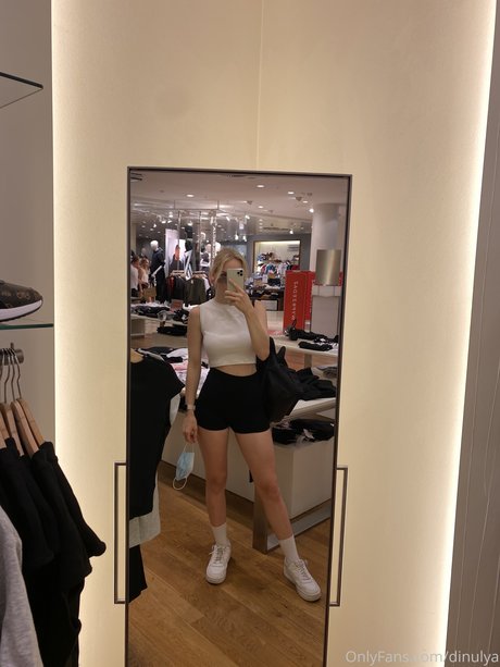 Foto desnuda filtrada de OnlyFans de Dinulya