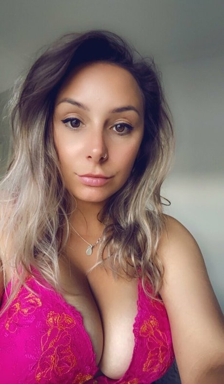 Mariah Leonne