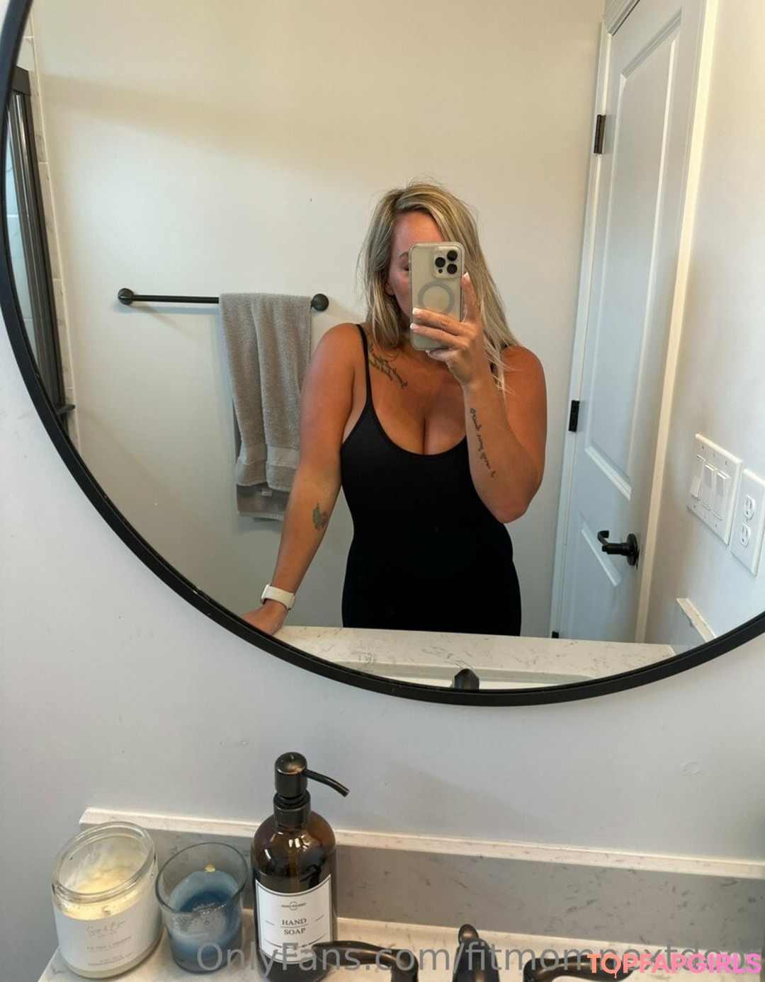 Foto desnuda filtrada de OnlyFans de Fitmomnextdoor #106 Foto desnuda filtrada de OnlyFans de Fitmomnextdoor #106