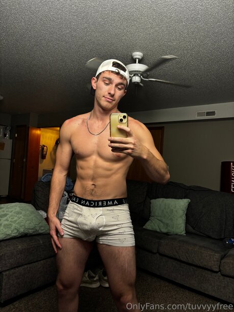 Foto desnuda filtrada de OnlyFans de Tuvvyyfree