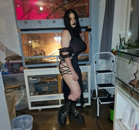 Foto desnuda filtrada de OnlyFans de Thethreeheadedsnake