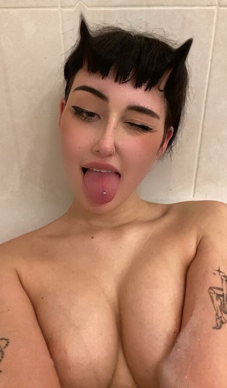Foto desnuda filtrada de OnlyFans de Trinadest Elisa