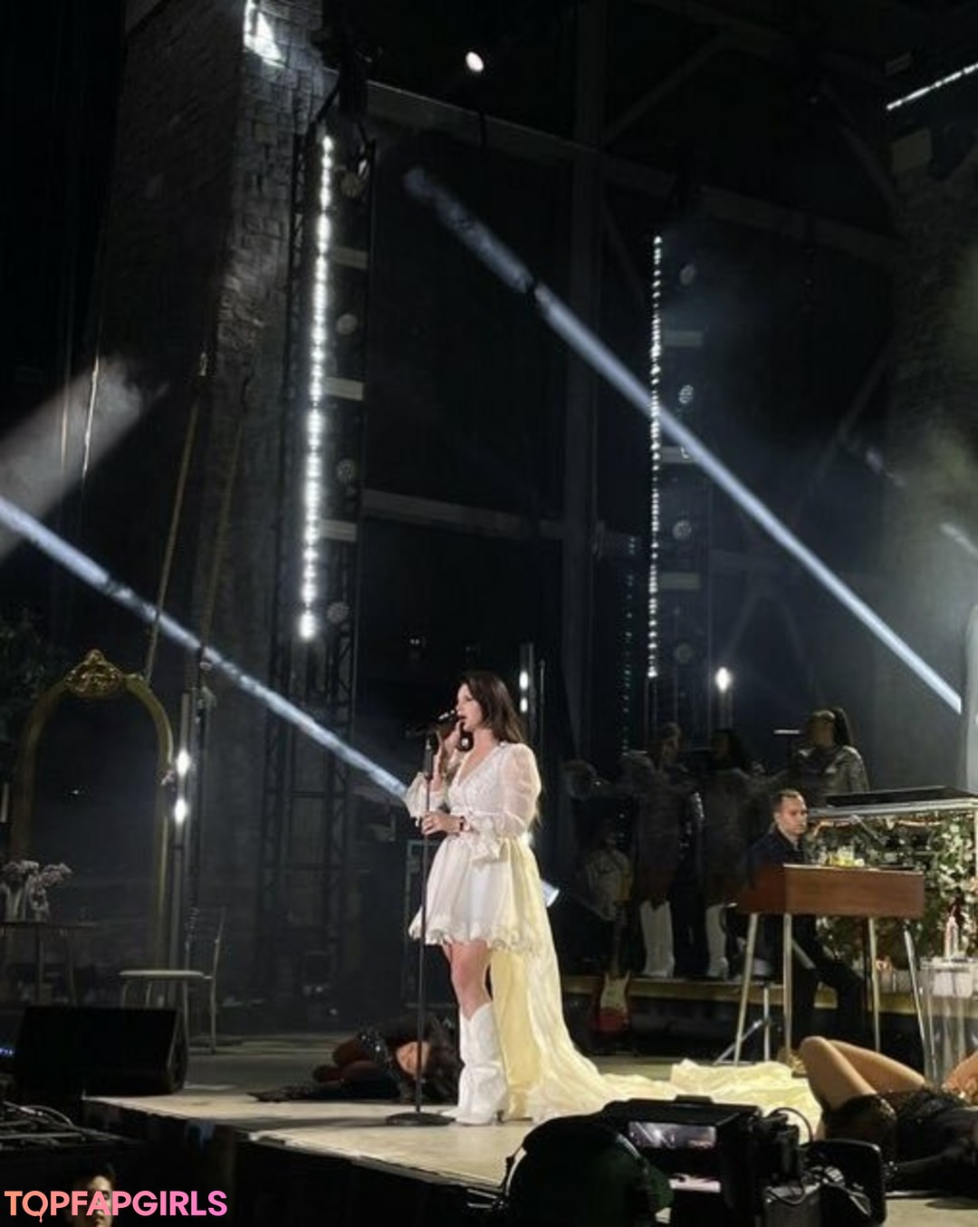 Foto desnuda filtrada de OnlyFans de Lana Del Rey #525 Foto desnuda filtrada de OnlyFans de Lana Del Rey #525