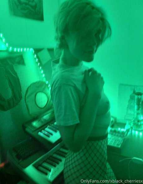 Xblack_cherriesx