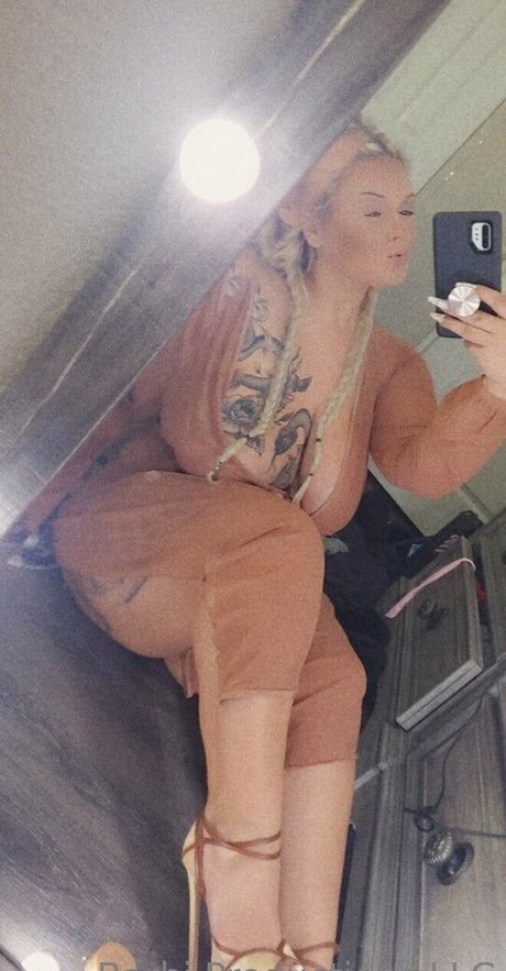 Foto desnuda filtrada de OnlyFans de Spicybarbi