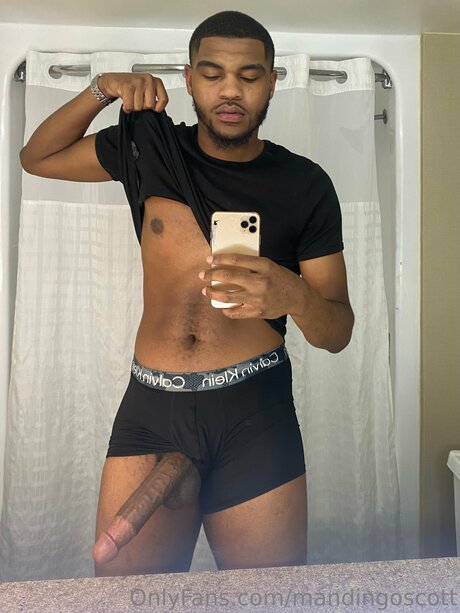 Foto desnuda filtrada de OnlyFans de Mandingoscott