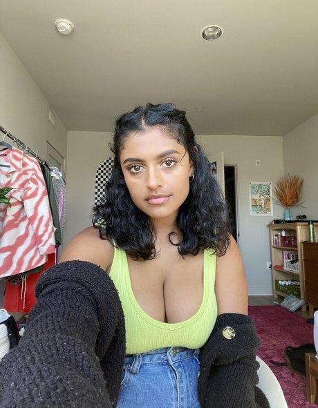 Foto desnuda filtrada de OnlyFans de Yamini Nambimadom