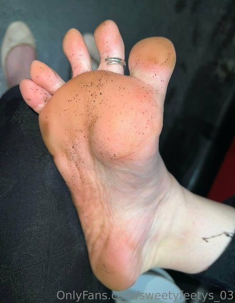 Foto desnuda filtrada de OnlyFans de Sweetyfeetys03