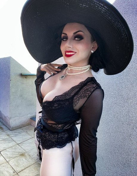Ezy Summers Cosplay
