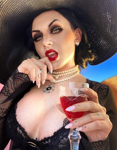 Ezy Summers Cosplay