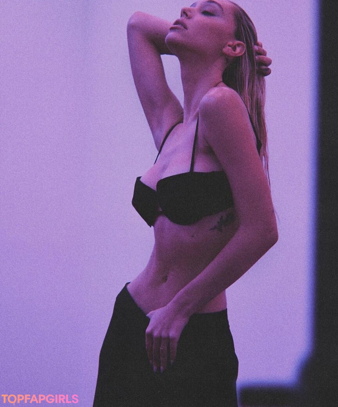 Foto desnuda filtrada de OnlyFans de Alexis Ren #592 Foto desnuda filtrada de OnlyFans de Alexis Ren #592