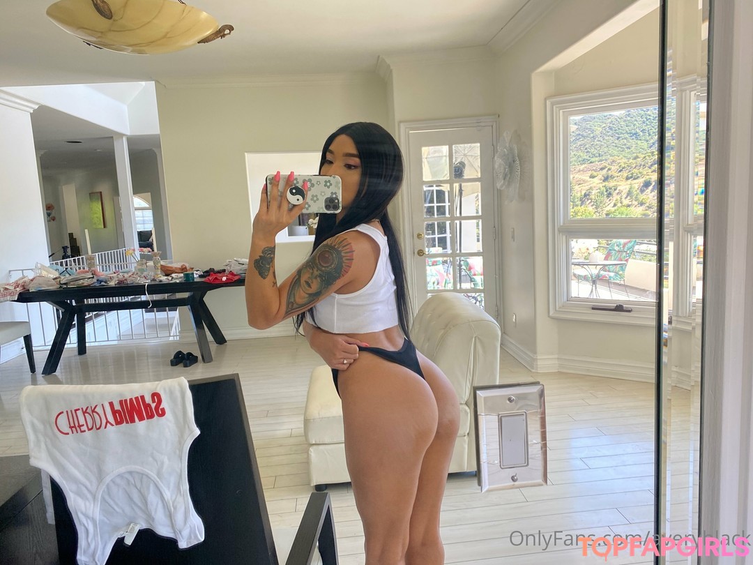 Foto desnuda filtrada de OnlyFans de Avery Black #26 Foto desnuda filtrada de OnlyFans de Avery Black #26
