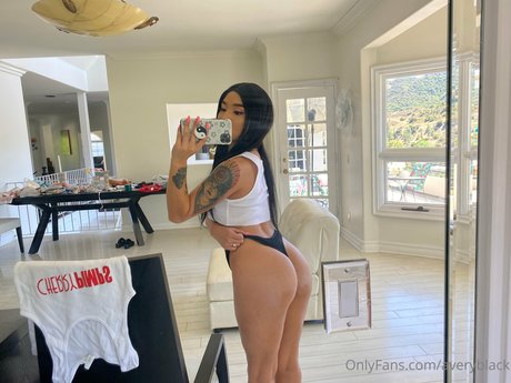 Foto desnuda filtrada de OnlyFans de Avery Black