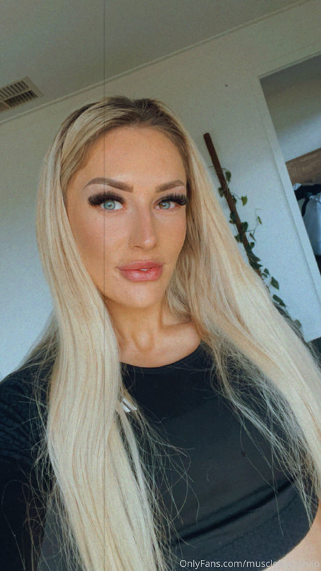 Foto desnuda filtrada de OnlyFans de Muscle Barbie