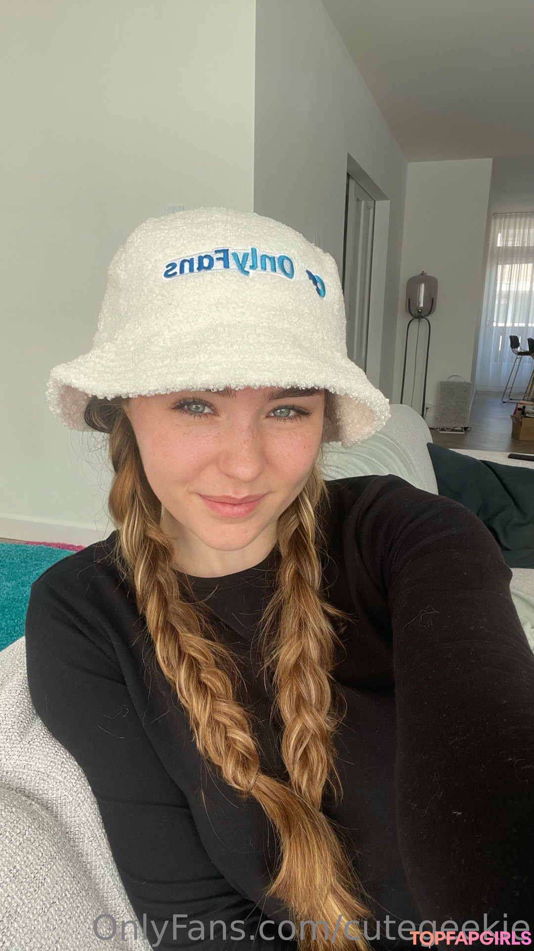 Foto desnuda filtrada de OnlyFans de Cutegeekie #307 Foto desnuda filtrada de OnlyFans de Cutegeekie #307