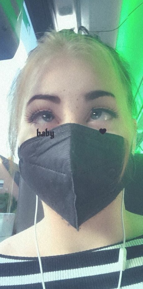 Foto desnuda filtrada de OnlyFans de Emily Erdbeer