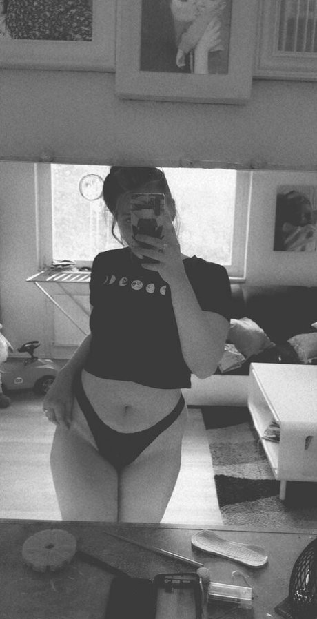 Foto desnuda filtrada de OnlyFans de Emily Erdbeer