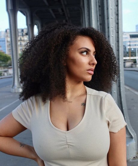 Ines Curly