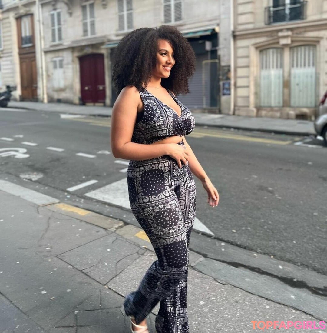 Foto desnuda filtrada de OnlyFans de Ines Curly #46 Foto desnuda filtrada de OnlyFans de Ines Curly #46
