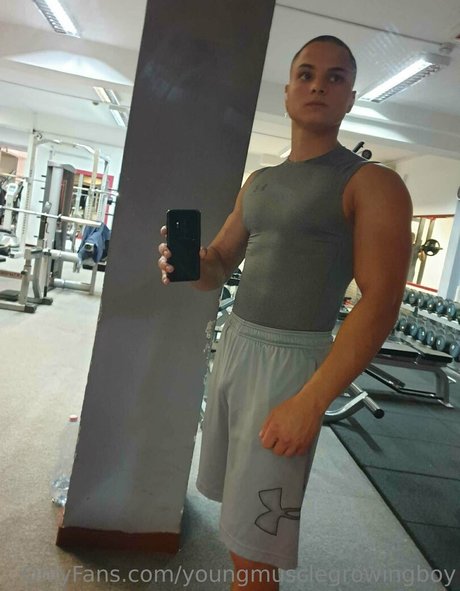 Foto desnuda filtrada de OnlyFans de Youngmusclegrowingboy