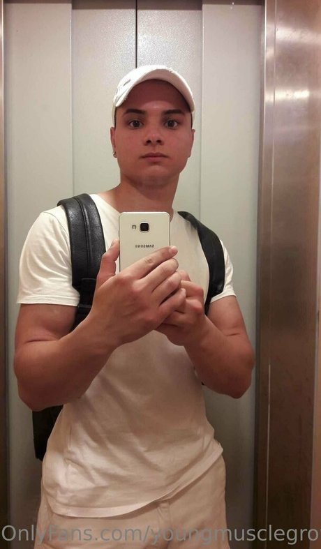 Foto desnuda filtrada de OnlyFans de Youngmusclegrowingboy