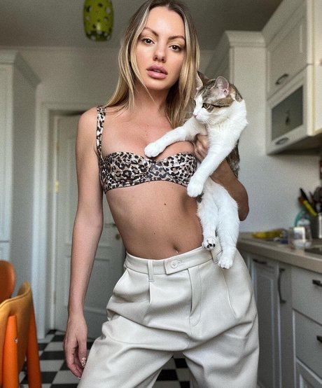 Foto desnuda filtrada de OnlyFans de Alexandra Stan