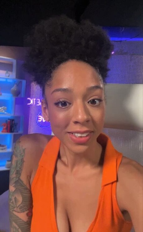Foto desnuda filtrada de OnlyFans de Amala Ekpunobi
