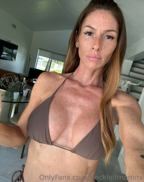 Foto desnuda filtrada de OnlyFans de Freckledmommi