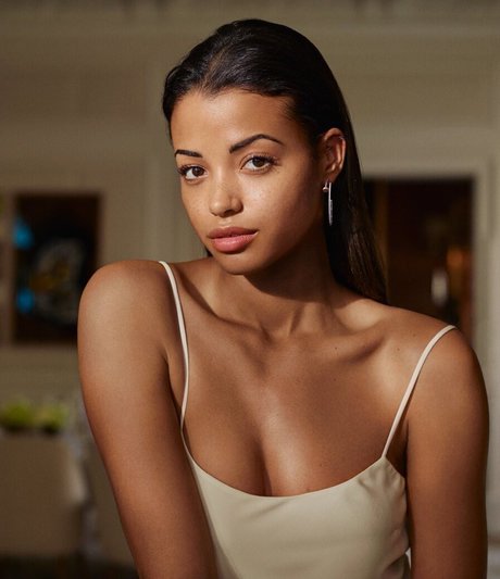 Foto desnuda filtrada de OnlyFans de Ella Balinska