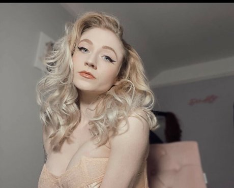 Foto desnuda filtrada de OnlyFans de Janet Devlin