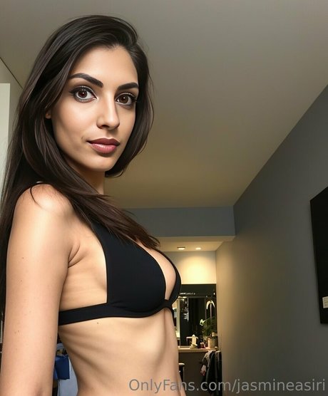 Foto desnuda filtrada de OnlyFans de Jasmineasiri