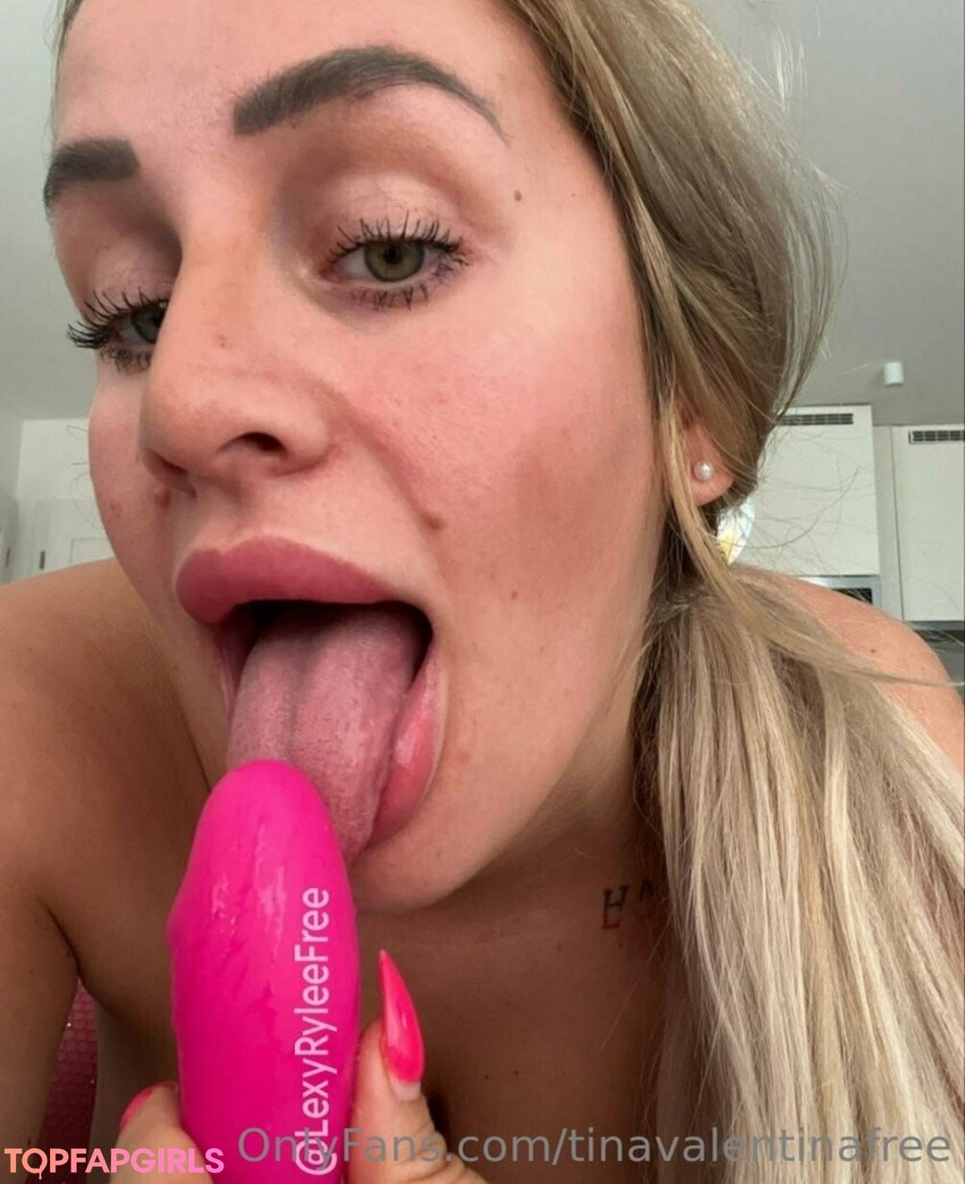 Foto desnuda filtrada de OnlyFans de Tinavalentinafree #688 Foto desnuda filtrada de OnlyFans de Tinavalentinafree #688
