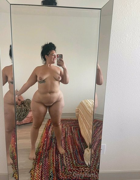 Thecurvyfoxx