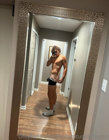 Foto desnuda filtrada de OnlyFans de Tooturntuncensored
