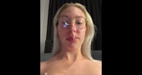 Foto desnuda filtrada de OnlyFans de Louisa Becker