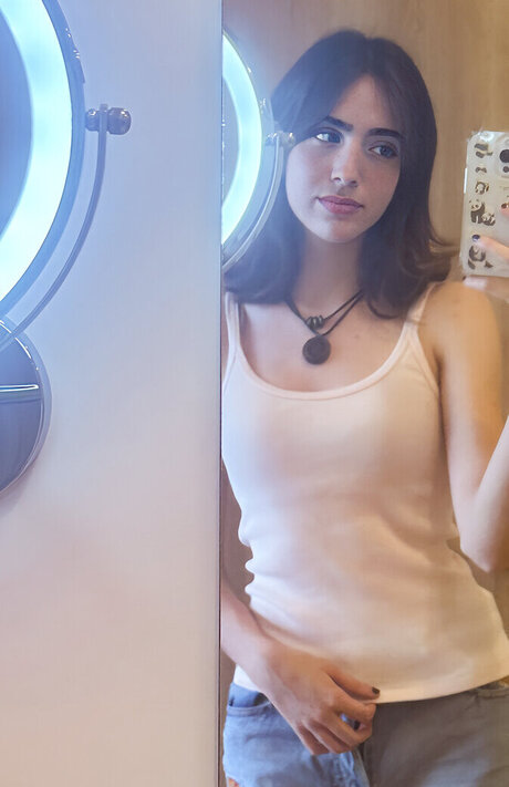 Gabriela Bee