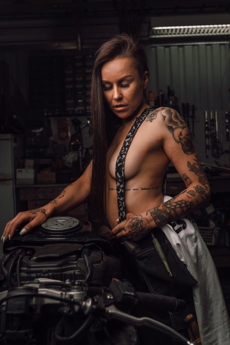 Foto desnuda filtrada de OnlyFans de Laurakiirasi