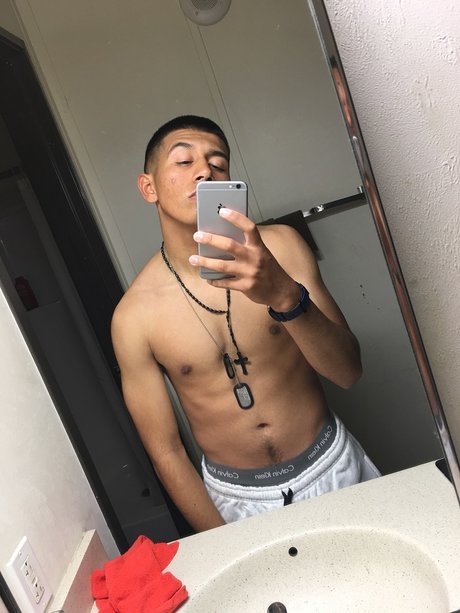 Foto desnuda filtrada de OnlyFans de Derian X Lara