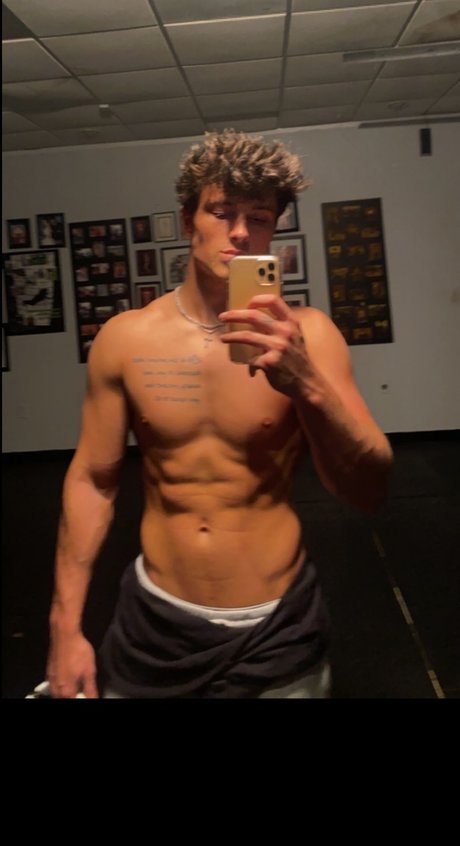 Foto desnuda filtrada de OnlyFans de Lake Scott
