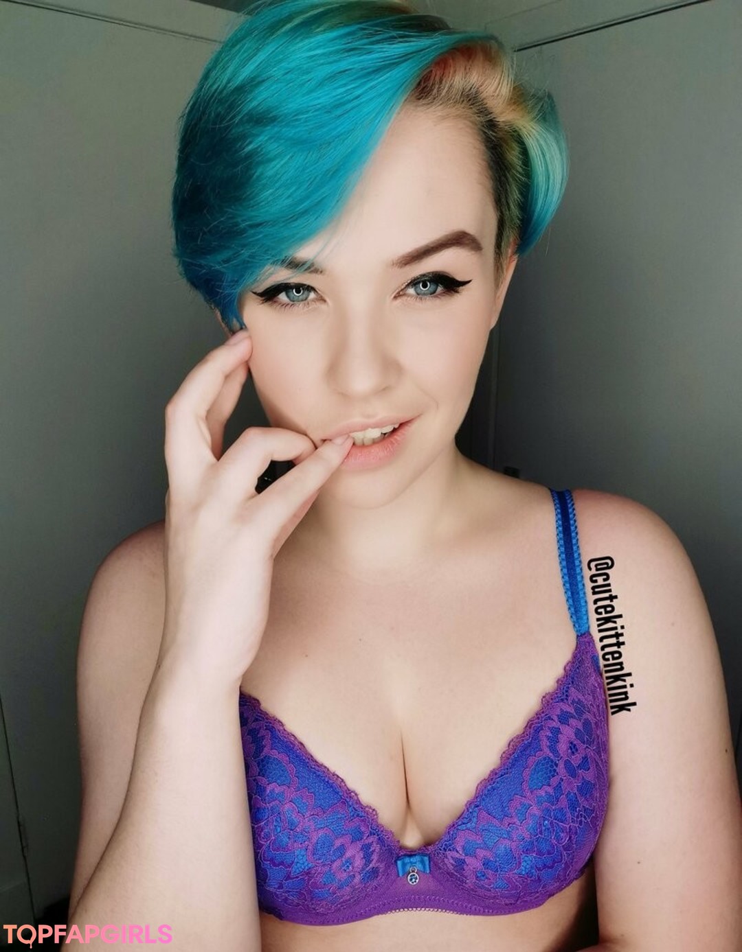 Foto desnuda filtrada de OnlyFans de Cutekatkinklite #15 Foto desnuda filtrada de OnlyFans de Cutekatkinklite #15