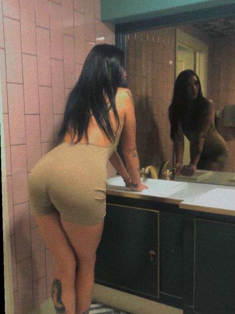 Foto desnuda filtrada de OnlyFans de Lots Of Lottie