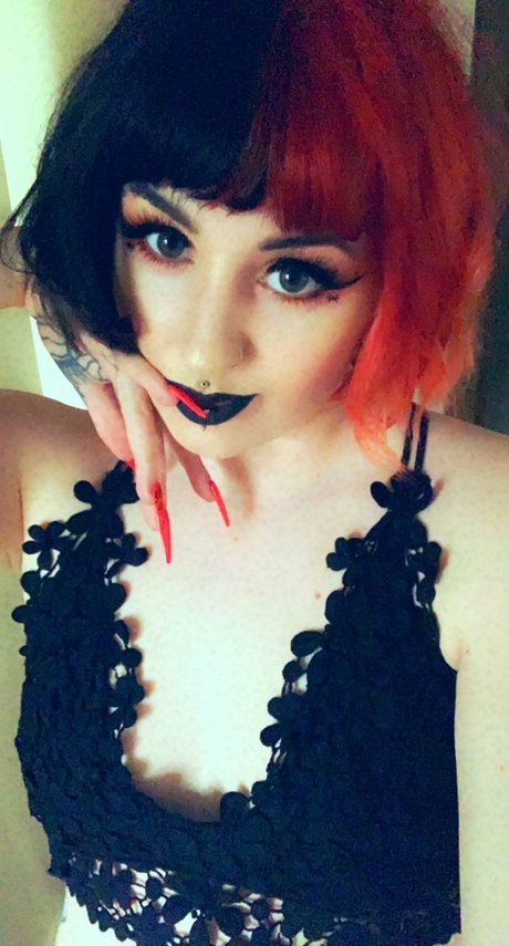 Foto desnuda filtrada de OnlyFans de Luciferslildoll